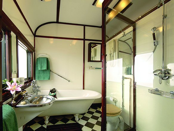 Edles Badezimmer mit freistehender Badewanne