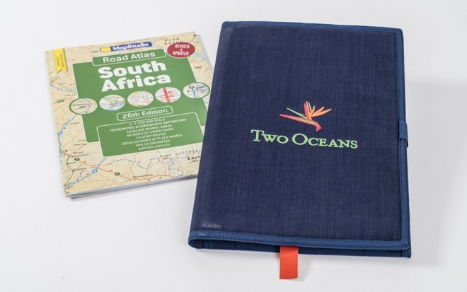 Mappe mit Two Oceans Logo und Südafrika Landkarte