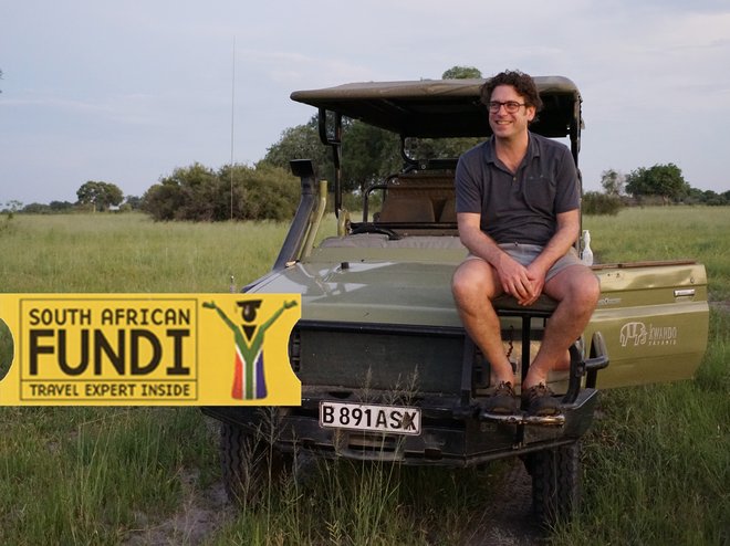 Tim Werninghaus im Abendlicht auf einem Jeep